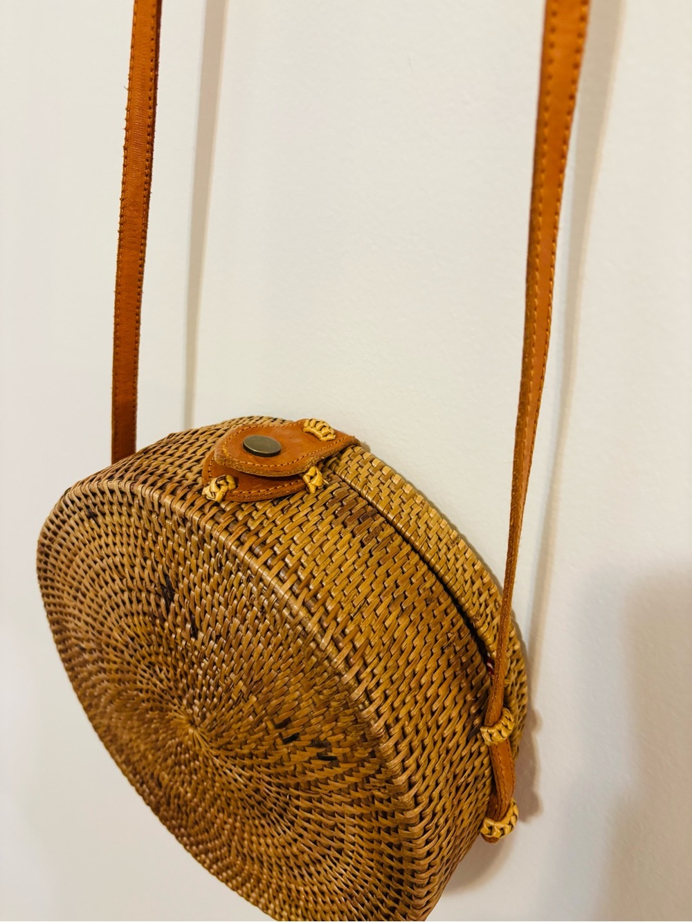 Straw Studios Woven Round Crossbody - Brown/Tan